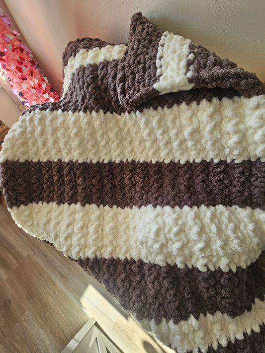 Farmhouse Elegance Meets Cozy Queen Size Comfort Chunky Blanket